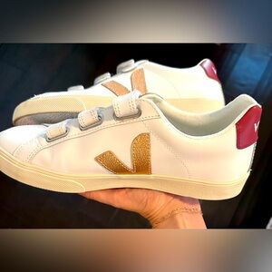 Veja women’s Velcro sneakers. Rose gold and burgundy